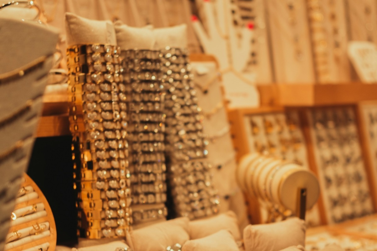 محل ذهب موثوق في السعودية يعرض المجوهرات بشكل احترافي