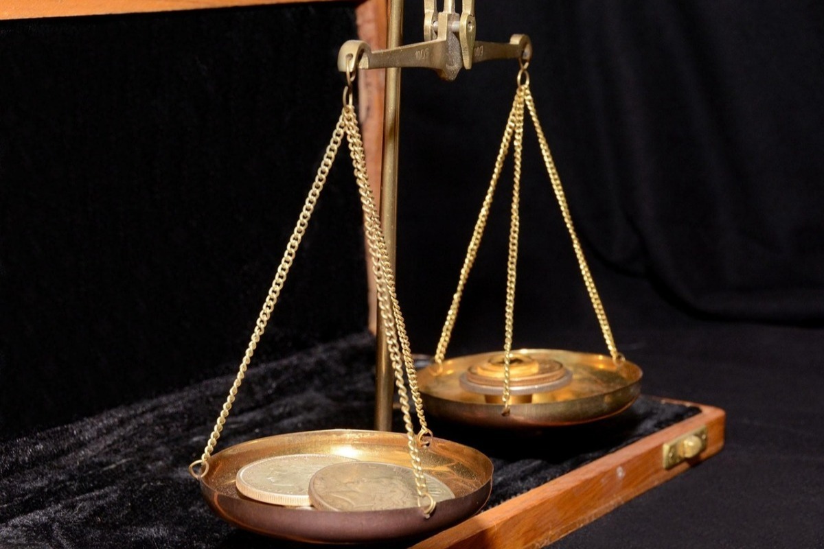 توزين قطعة ذهب على ميزان